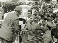 Zagreb, 16. svibnja 1945. godine. Svečani doček književnika Vladimira Nazora, predsjednika ZAVNOH-a. Ispred automobila Većeslav Holjevac, komandant Komande Grada Zagreba.jpg